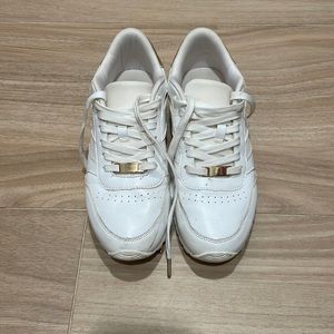 Super cute white hm sneakers